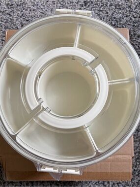 Lazy Susan 5 Compartment Snack Box Plastic With Snap Lid & Handle. White. NIB